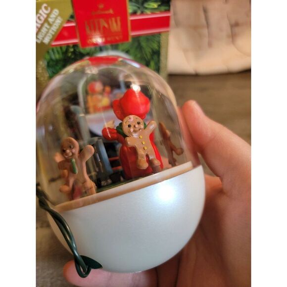 Hallmark 1990 Mrs. Santa's kitchen ornament Xmas Decor magic gingerbread - Picture 7 of 7